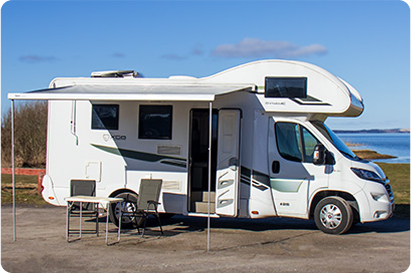 baltas kemperis kelionėje prie vandens